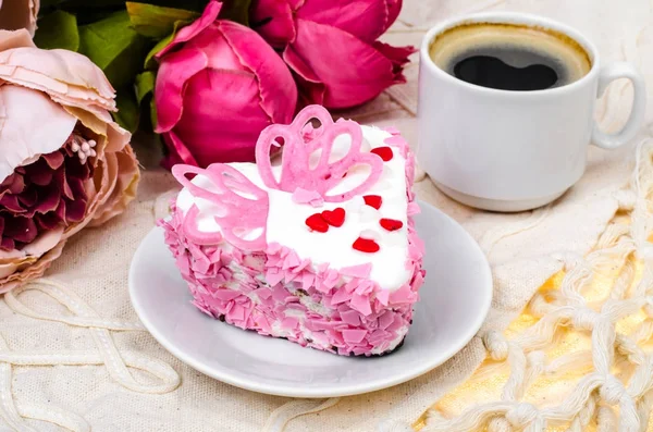 Delightful, luxury, romantic cake in the form heart. Valentines Day on February 14. — Stock Photo, Image