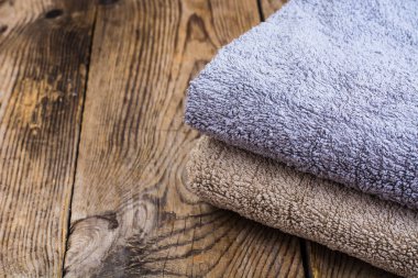 Ahşap masa terry havlu yığını