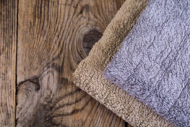 Ahşap masa terry havlu yığını