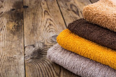 Ahşap masa terry havlu yığını