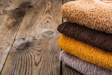 Ahşap masa terry havlu yığını