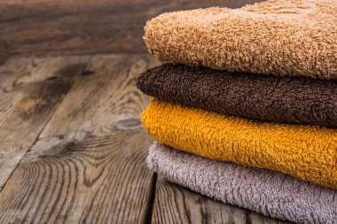 Ahşap masa terry havlu yığını