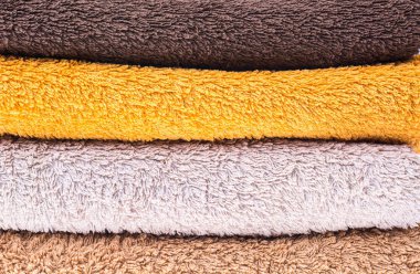 Ahşap masa terry havlu yığını