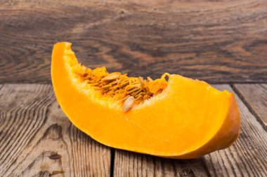 Kabak ahşap masanın üstüne kesmek