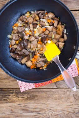 Fried yabani mantar, soğan, havuç