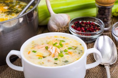 Balık yemeklerini. Çorbası ile somon ve krem