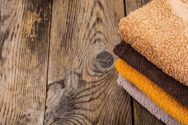 Ahşap masa terry havlu yığını