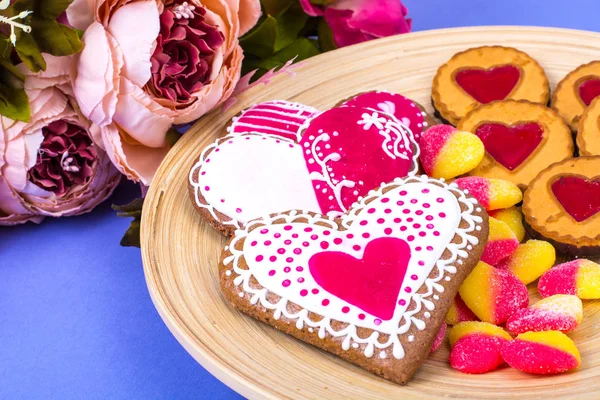 Doces, pão de gengibre, pirulitos, biscoitos para o Dia dos Namorados — Fotografia de Stock