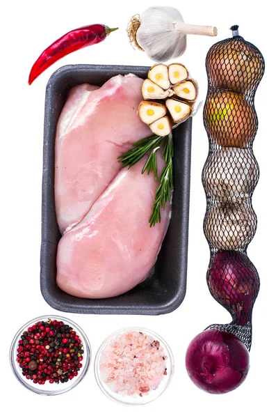Filete de pollo crudo con ajo y especias — Foto de Stock