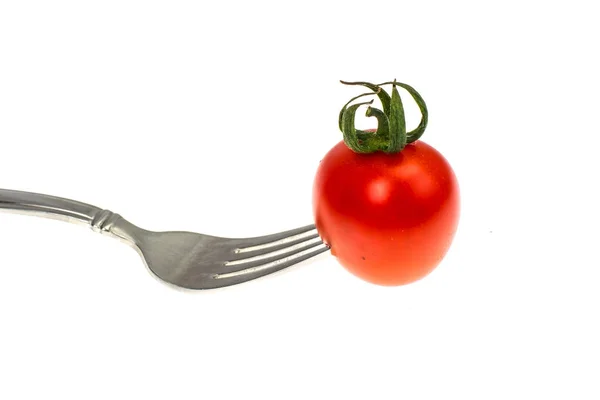Bild av röda cocktailtomater på gaffeln. Begreppet vegetarianmat — Stockfoto