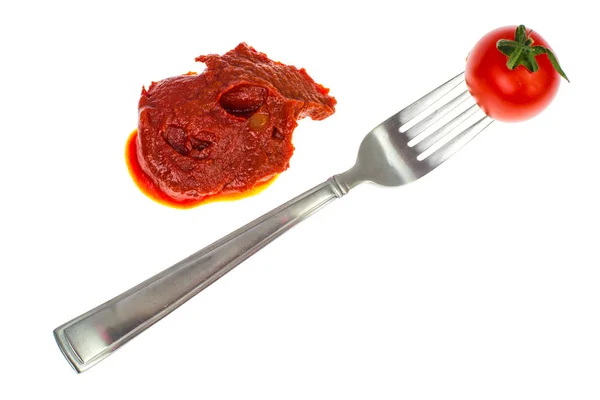 Ketchup fatto in casa naturale, pomodoro, forchetta su sfondo bianco — Foto Stock