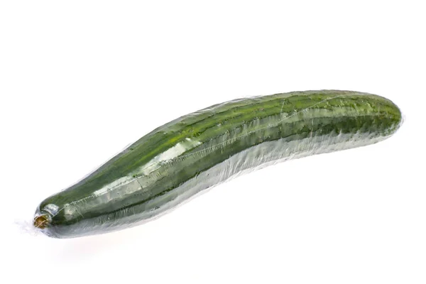 Verse komkommer in pakket op witte achtergrond — Stockfoto
