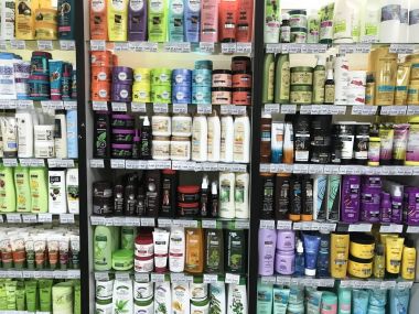 Minsk, Belarus - 13 Ocak 2018: Farklı üreticilerin saç kozmetik ile bir süpermarket, vitrin: şampuan, maske, önlük, boyalar, kondionion, saç için merhem.