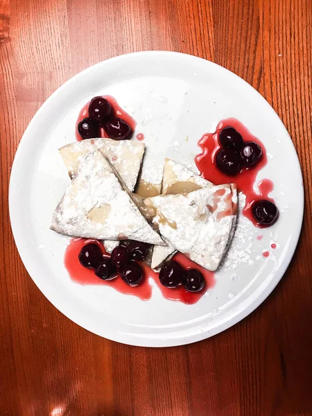 Pera al horno en hojaldre con cereza —  Fotos de Stock