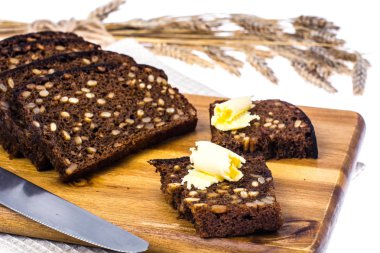 Çavdar ekmeği tahıl ve ahşap mutfak Pano üzerine tereyağı ile