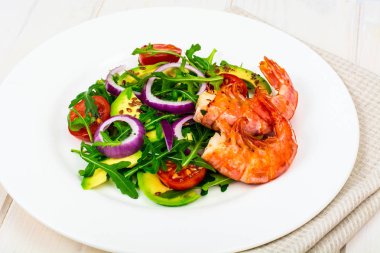 Karides ile taze sebze salatası