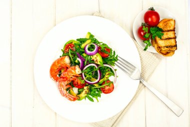 Karides ile taze sebze salatası