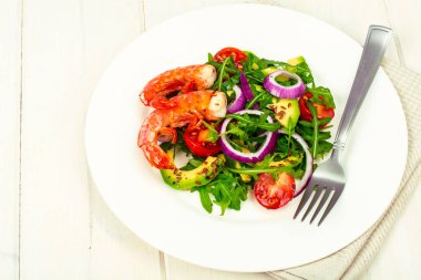 Karides ile taze sebze salatası