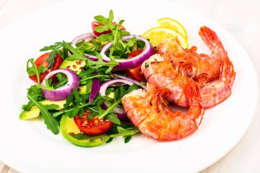 Karides ile taze sebze salatası