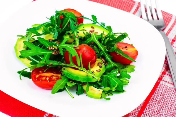 Insalata dietetica leggera di rucola, avocado, tomati e semi di lino — Foto Stock