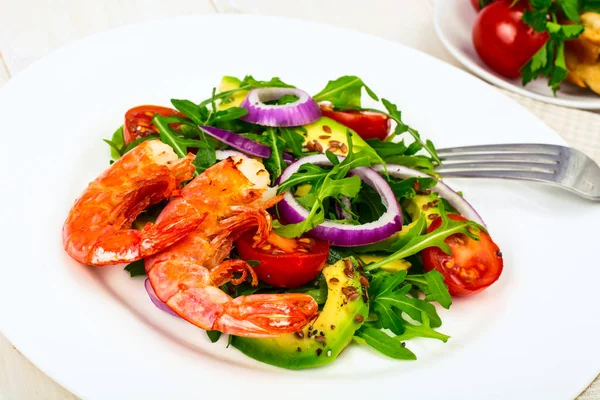 Fresh vegetable salad with shrimps — Stock Photo, Image