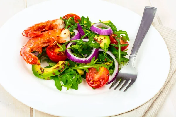 Salada de legumes frescos com camarões — Fotografia de Stock