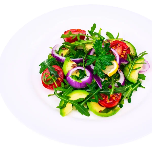 Тарелка с салатом из свежих овощей с авокадо, изолированные на белом фоне — стоковое фото
