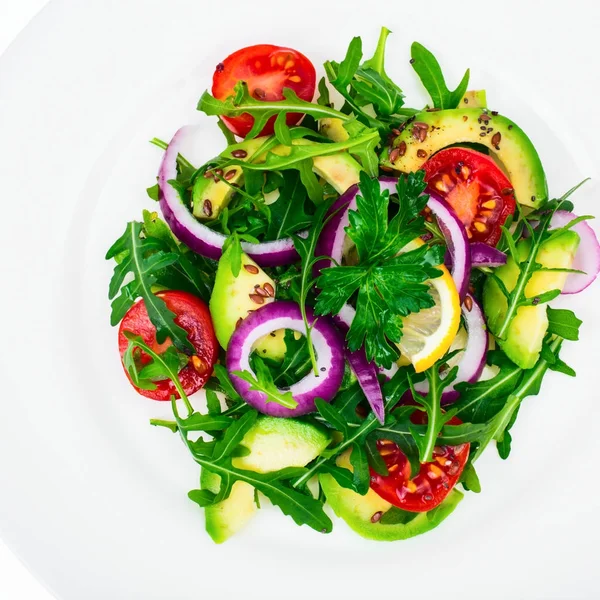 Prato com salada de legumes frescos com abacate, isolado sobre fundo branco — Fotografia de Stock