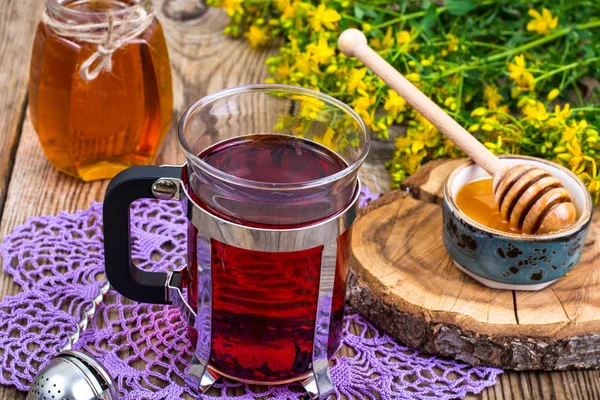 Kopje kruidenthee, honing en verse geneeskrachtige planten op grunge tafel — Stockfoto