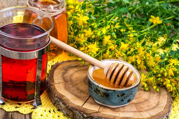 Xícara de chá de ervas, mel e plantas medicinais frescas na mesa grunge — Fotografia de Stock