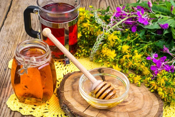 Cup of herbal tea, honey and fresh medicinal plants on grunge table — Stock Photo, Image