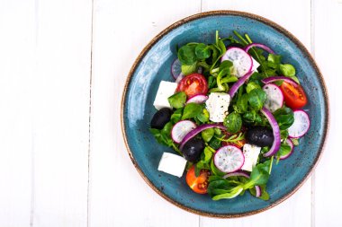 Siyah Zeytin ve beyaz peynir ile sebze salatası