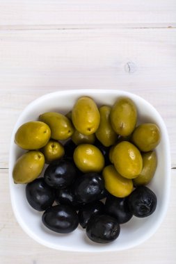 Yeşil ve Siyah Zeytin ile beyaz salata