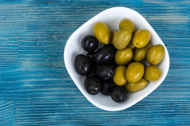 Yeşil ve Siyah Zeytin ile beyaz salata