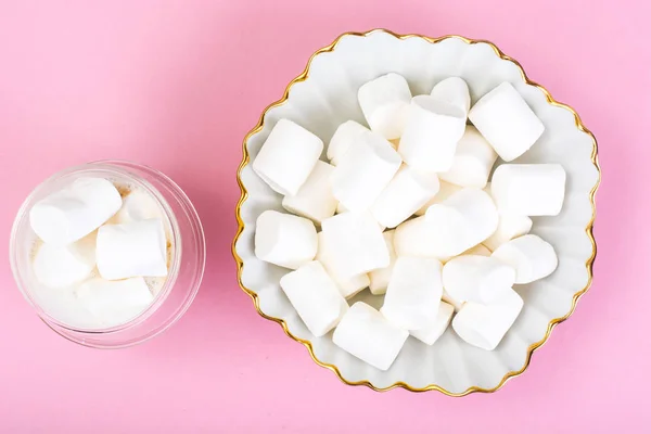 Vit marshmallow på rosa bakgrund — Stockfoto