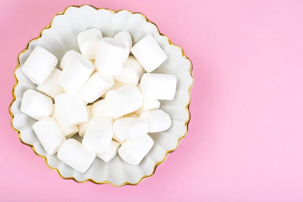 Malvavisco blanco sobre fondo rosa — Foto de Stock