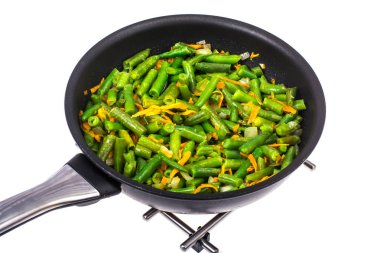 Soğan ve havuç ile yeşil fasulye. Lezzetli dengeli beslenme kavramı