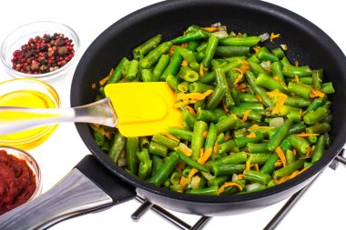 Soğan ve havuç ile yeşil fasulye. Lezzetli dengeli beslenme kavramı