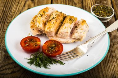 Haşlanmış tavuk fileto ve domates kiraz sağlıklı bir diyet yemek, protein öğle ve akşam yemeği