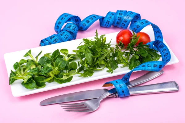 Η έννοια της απώλειας βάρους. Διαιτητικά τρόφιμα, πράσινη σαλάτα — Φωτογραφία Αρχείου