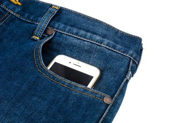 Mavi jeans cebinde cep telefonu