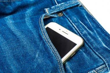 Mavi jeans cebinde cep telefonu