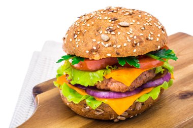 Kaşar peyniri, et ve salata kesme tahtası üzerinde lezzetli sandviç.