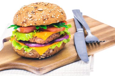 Kaşar peyniri, et ve salata kesme tahtası üzerinde lezzetli sandviç.