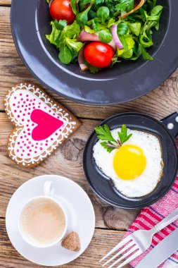 Kızarmış yumurta, salata ve Sevgililer günü kahvaltıda kahve