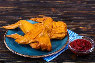 Füme tavuk kanadı ile plaka