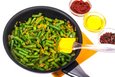 Soğan ve havuç ile yeşil fasulye. Lezzetli dengeli beslenme kavramı