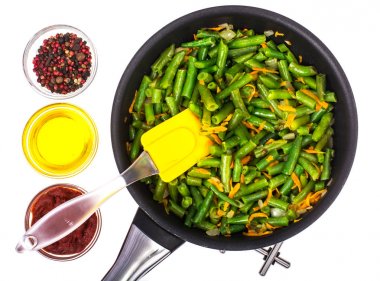 Soğan ve havuç ile yeşil fasulye. Lezzetli dengeli beslenme kavramı