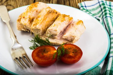 Haşlanmış tavuk fileto ve domates kiraz sağlıklı bir diyet yemek, protein öğle ve akşam yemeği