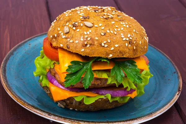 Ciepły świeży burger z mięsem na talerzu — Zdjęcie stockowe